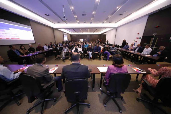 Governo de Minas reúne prefeitos da Grande BH para ouvir demandas dos municípios