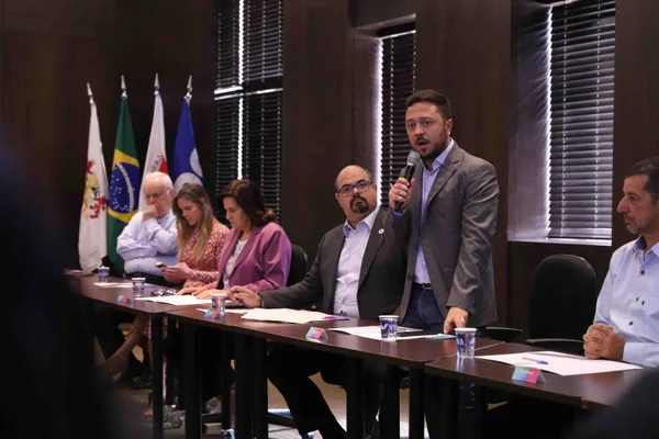 Governo de Minas reúne prefeitos da Grande BH para ouvir demandas dos municípios
