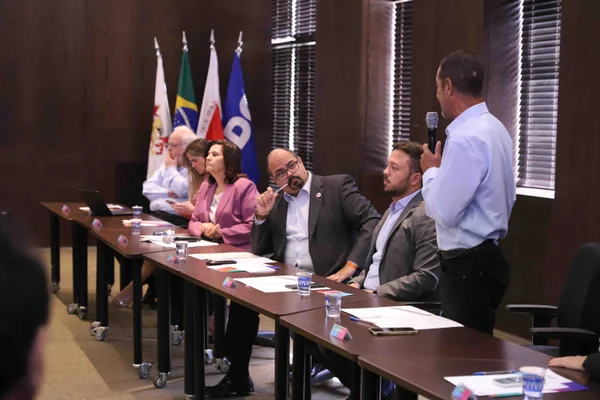 Governo de Minas reúne prefeitos da Grande BH para ouvir demandas dos municípios