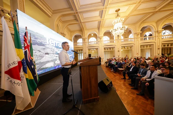  Governo firma parceria com empresa australiana para investimento de mais de R$ 1 bilhão em Poços de Caldas