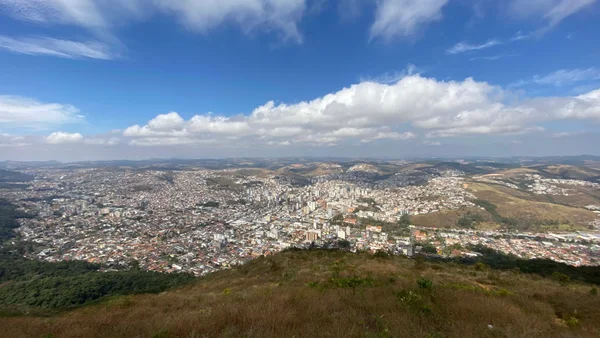  Governo firma parceria com empresa australiana para investimento de mais de R$ 1 bilhão em Poços de Caldas