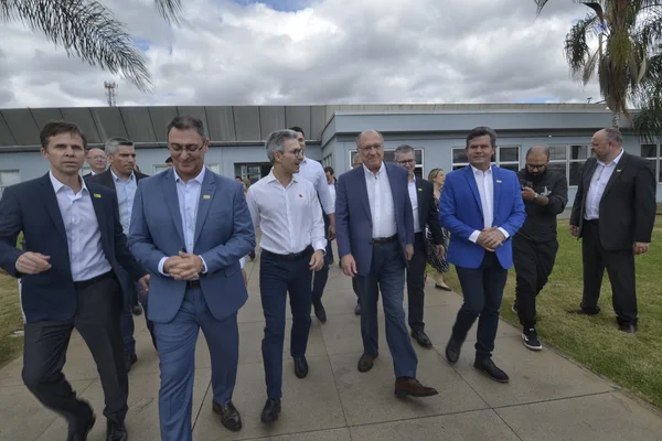 Governador destaca estímulo à energia limpa no estado em cerimônia de entrega de caminhões e ônibus da Iveco