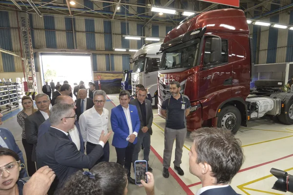Governador destaca estímulo à energia limpa no estado em cerimônia de entrega de caminhões e ônibus da Iveco