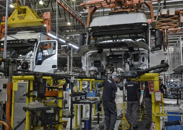 Governador destaca estímulo à energia limpa no estado em cerimônia de entrega de caminhões e ônibus da Iveco
