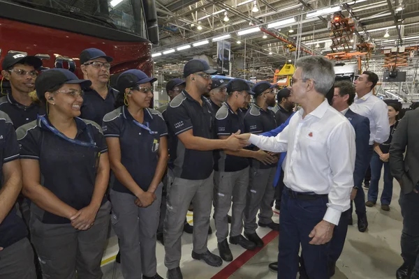Governador destaca estímulo à energia limpa no estado em cerimônia de entrega de caminhões e ônibus da Iveco