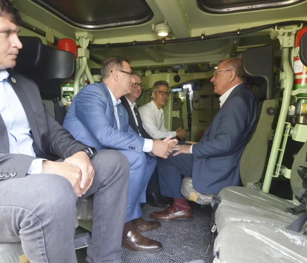 Governador destaca estímulo à energia limpa no estado em cerimônia de entrega de caminhões e ônibus da Iveco
