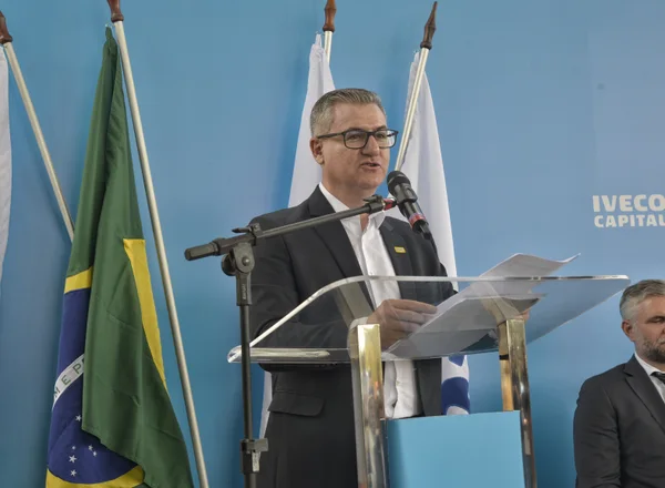 Governador destaca estímulo à energia limpa no estado em cerimônia de entrega de caminhões e ônibus da Iveco