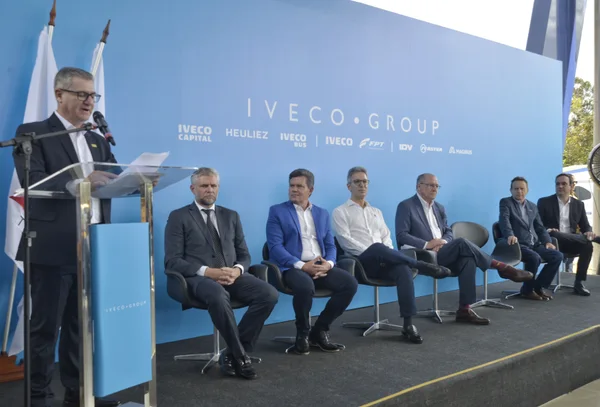 Governador destaca estímulo à energia limpa no estado em cerimônia de entrega de caminhões e ônibus da Iveco