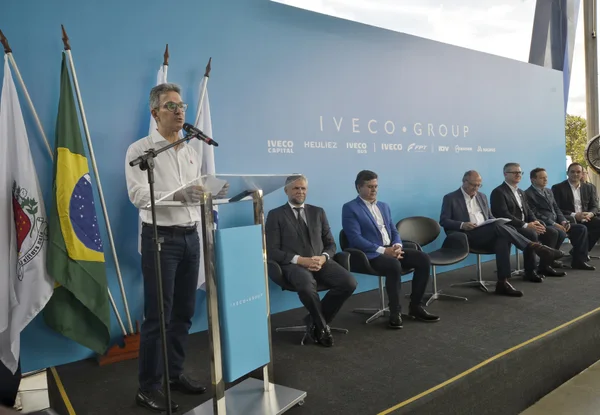 Governador destaca estímulo à energia limpa no estado em cerimônia de entrega de caminhões e ônibus da Iveco