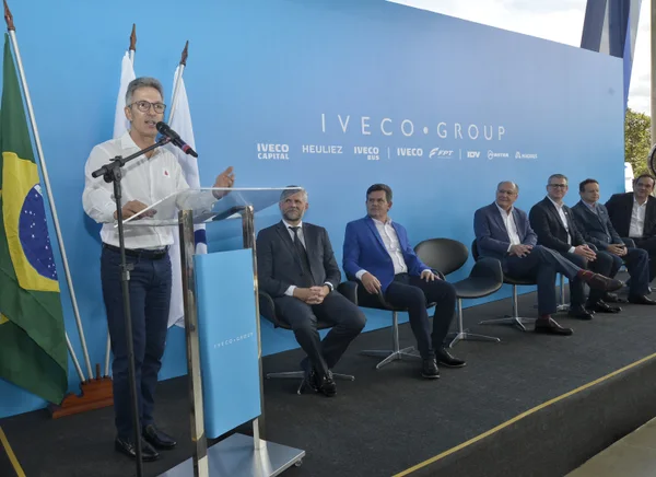 Governador destaca estímulo à energia limpa no estado em cerimônia de entrega de caminhões e ônibus da Iveco