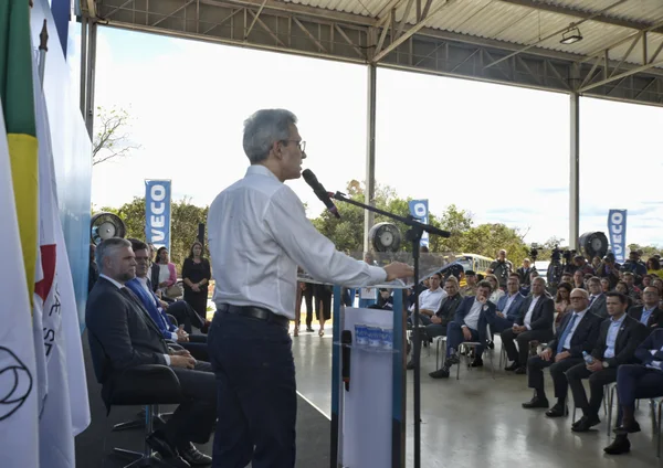 Governador destaca estímulo à energia limpa no estado em cerimônia de entrega de caminhões e ônibus da Iveco