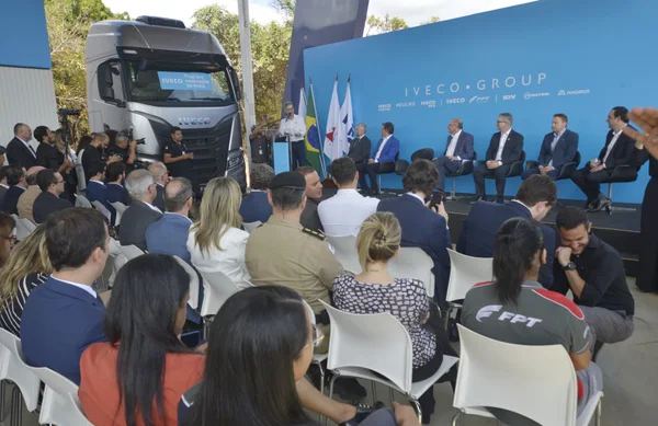 Governador destaca estímulo à energia limpa no estado em cerimônia de entrega de caminhões e ônibus da Iveco