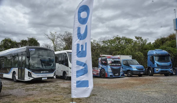 Governador destaca estímulo à energia limpa no estado em cerimônia de entrega de caminhões e ônibus da Iveco
