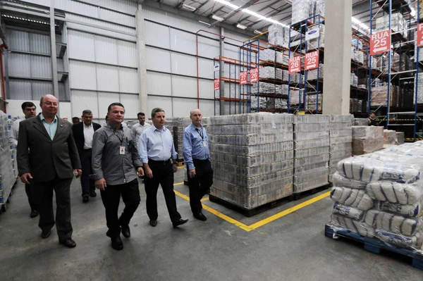 Governador visita as instalações do novo centro de distribuição do Grupo Bahamas em Juiz de Fora