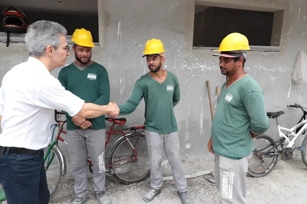 Governador participa de inauguração de serviço de tomografia no Hospital Vale do Jequitinhonha