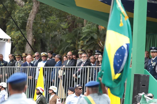 Governador em exercício acompanha desfile de 7 de Setembro