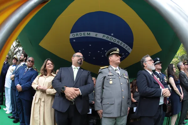 Governador em exercício acompanha desfile de 7 de Setembro