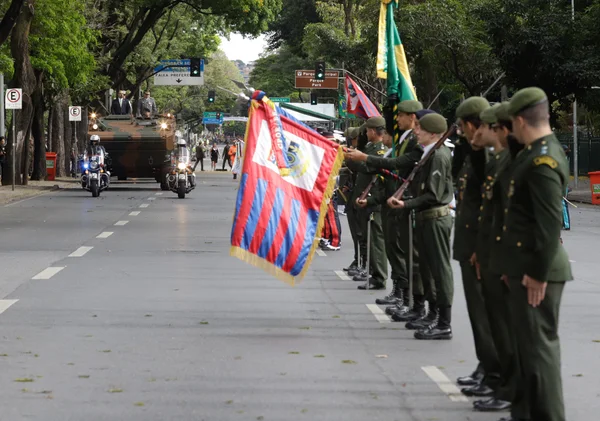 Governador em exercício acompanha desfile de 7 de Setembro
