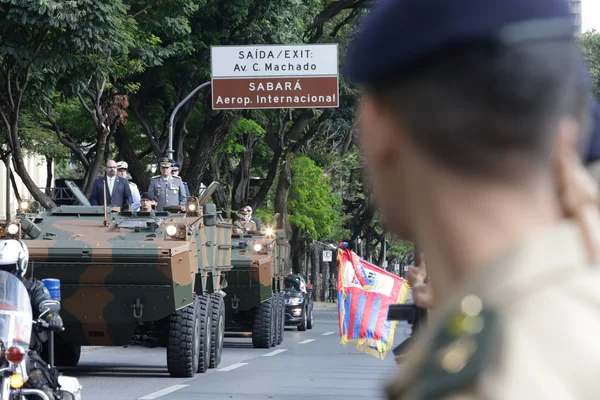Governador em exercício acompanha desfile de 7 de Setembro