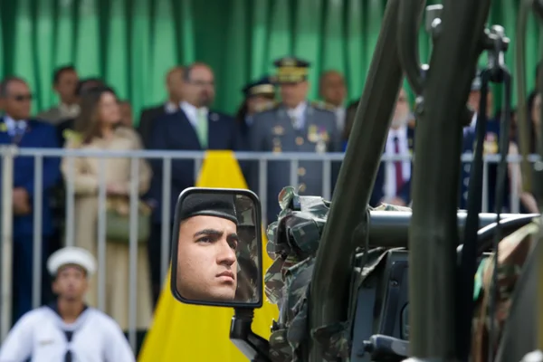 Governador em exercício acompanha desfile de 7 de Setembro