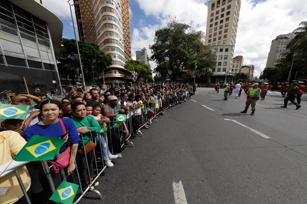 Governador em exercício acompanha desfile de 7 de Setembro