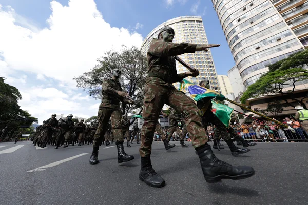 Governador em exercício acompanha desfile de 7 de Setembro