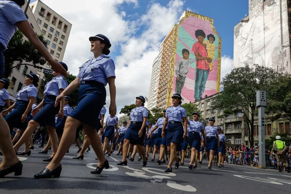 Governador em exercício acompanha desfile de 7 de Setembro
