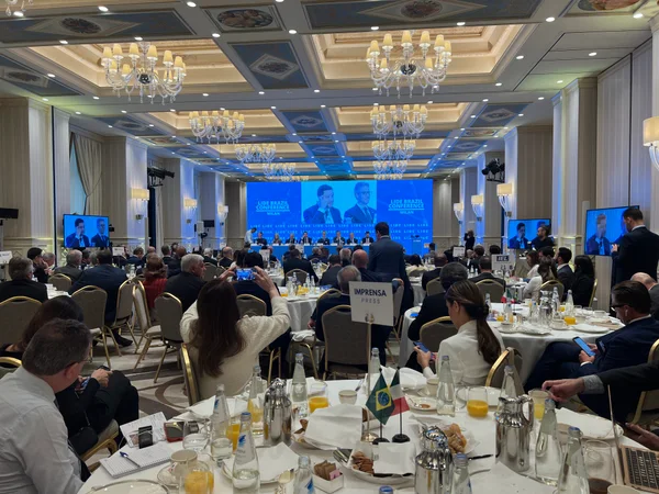 Governo de Minas busca investimentos e parcerias comerciais em evento na Itália