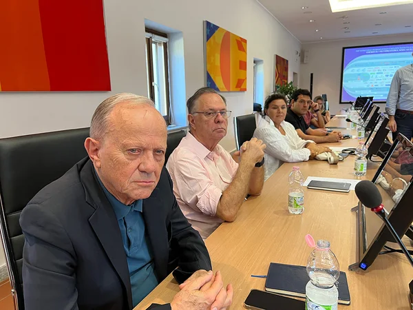 Governador e comitiva se reúnem com executivos do Grupo Stellantis, na Itália