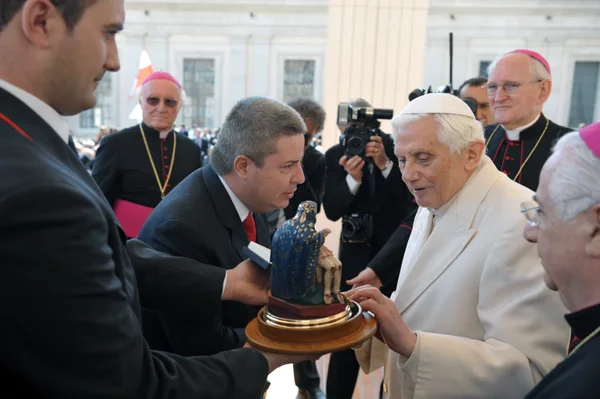 Governador presenteia o papa com uma imagem da Nossa Senhora da Piedade, padroeira de Minas