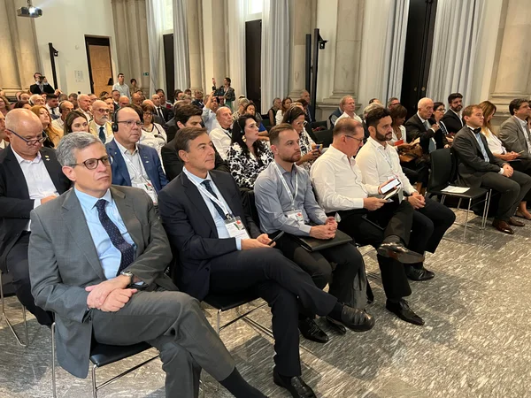 Governador apresenta potenciais de Minas Gerais a empresários e autoridades em Milão