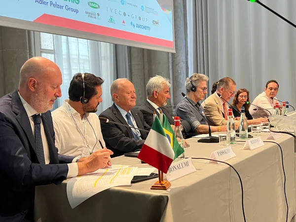 Governador apresenta potenciais de Minas Gerais a empresários e autoridades em Milão
