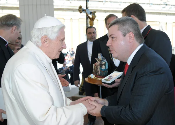 Anastasia foi recebido em audiência pública pelo papa Bento XVI, no Vaticano
