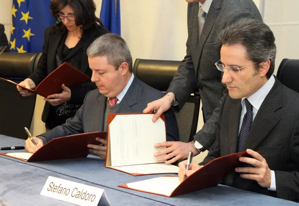 Anastasia durante assinatura do acordo com o presidente da região de Campânia, Stefano Caldoro
