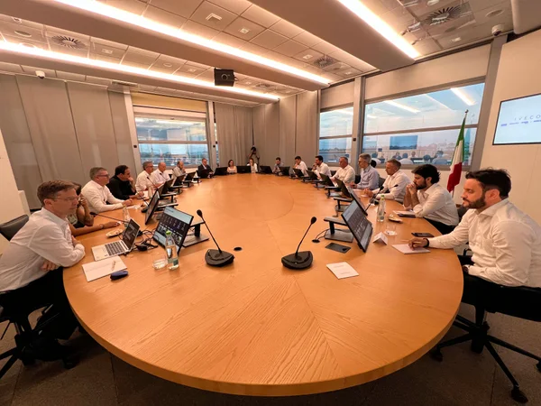 Estado firma acordo na Itália para atração de investimentos para a indústria automotiva