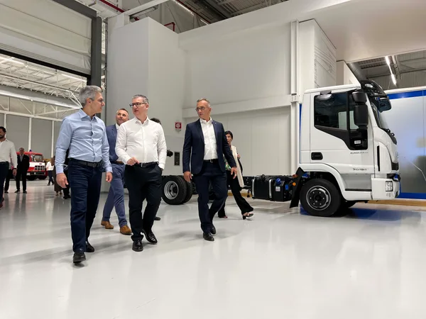 Estado firma acordo na Itália para atração de investimentos para a indústria automotiva