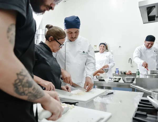 Instituições de ensino superior de Minas vão enviar estudantes para trabalhar em restaurantes e hotéis de Curaçao