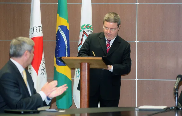 Governador Anastasia durante assinatura do protocolo de intenções