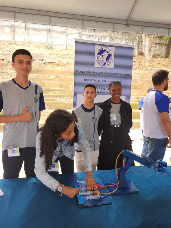Estudantes criam projetos de tecnologia e inovação na 1ª Feira de Robótica realizada pela regional de ensino de Manhuaçu