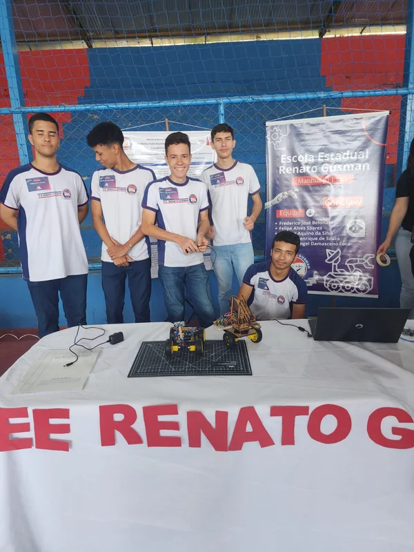 Estudantes criam projetos de tecnologia e inovação na 1ª Feira de Robótica realizada pela regional de ensino de Manhuaçu