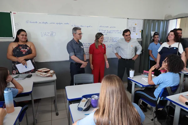 Governador vistoria entregas para a educação na região Central do estado