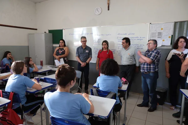 Governador vistoria entregas para a educação na região Central do estado