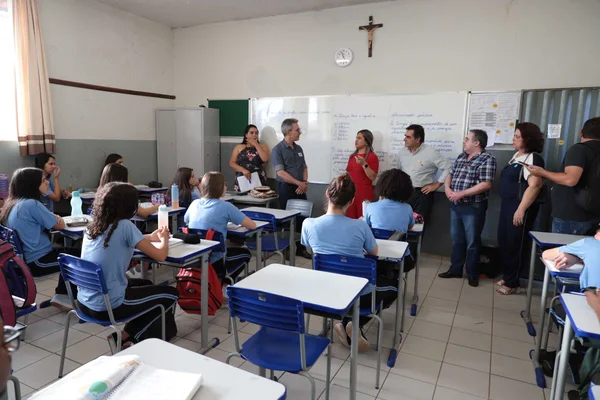 Governador vistoria entregas para a educação na região Central do estado