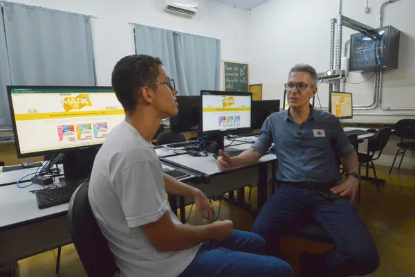 Governador vistoria entregas para a educação na região Central do estado