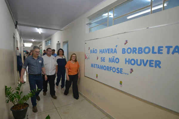 Governador vistoria entregas para a educação na região Central do estado