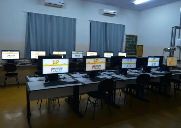 Governador vistoria entregas para a educação na região Central do estado
