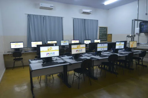 Governador vistoria entregas para a educação na região Central do estado