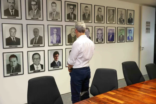 Governador acompanha apresentação de ferramenta do DER-MG que auxilia na gestão de obras em andamento em todo o estado