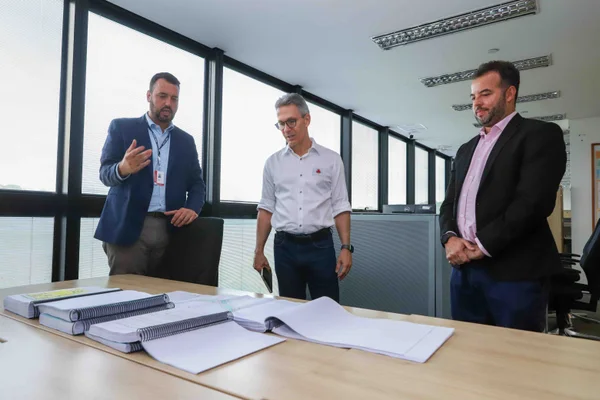Governador acompanha apresentação de ferramenta do DER-MG que auxilia na gestão de obras em andamento em todo o estado