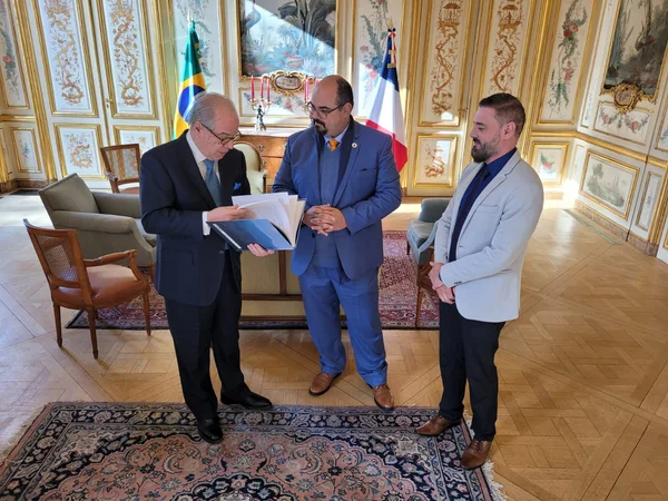 Na França, vice-governador se reúne com embaixador e discute potência da cultura mineira e possibilidades de conexões